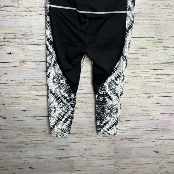 Victoria’s secret vsx knock out black  white capri athletic leggings size small - Picture 7 of 8